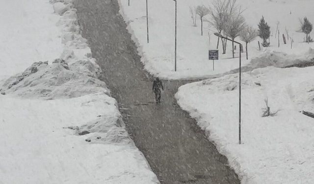 Yüksekova’da Hava Bir Anda Değişti: Kar ve Sis İlçeyi Teslim Aldı