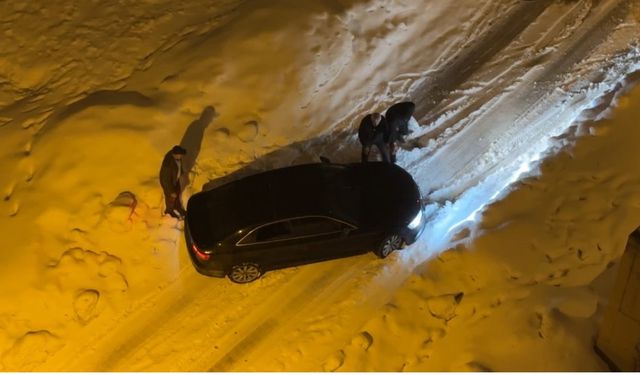 Yüksekova’da Yolda Kalan Araçlar İmeceyle Kurtarıldı