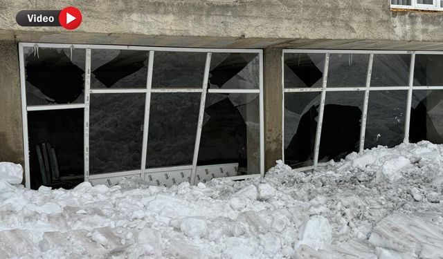 Yüksekova’da Çatıdan Düşen Kar Kütlesi 4 Dükkana hasar verdi