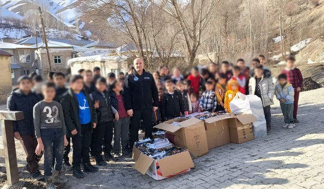 Özel gereksinimli 100 öğrenciye kışlık bot hediye edildi