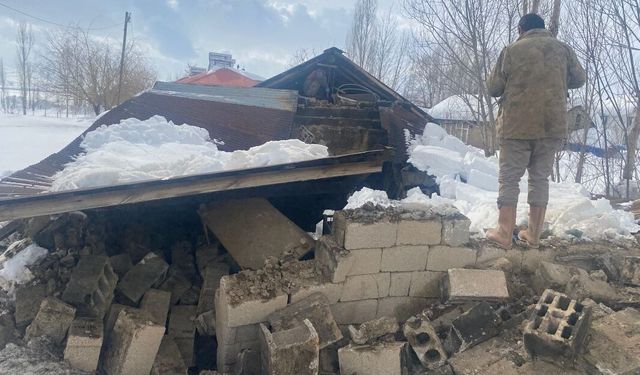 Yüksekova’da Kar Yükü, Tandır ve Garajı Çökertti