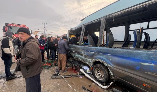 Yüksekova’da toplu taşıma araçları kafa kafaya çarpıştı