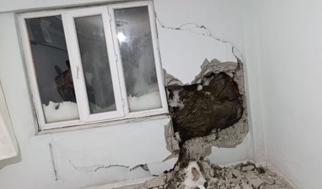 Hakkari'de dev Kaya Parçası Eve İsabet Etti