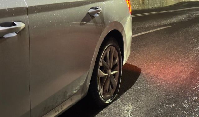 Yüksekova- Hakkari karayolunda Taş Düşmesi: 2 Araç Zarar Gördü