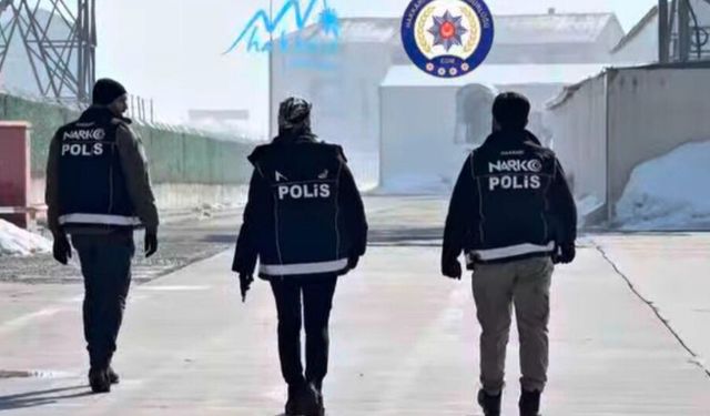 Havalimanı’nda 9 kg uyuşturucu yakalandı: 15 gözaltı