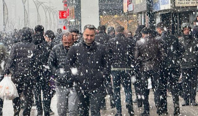 Yüksekova’da kar yağışı bastırdı