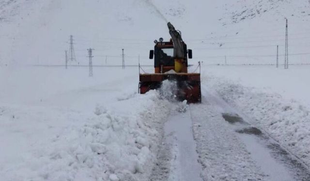 Hakkâri’de Kar Yağışı Çok Sayıda Yolu Ulaşıma Kapattı