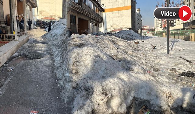 Her Gün Yüzlerce Kişinin Kullandığı Cami Önü Buz Pistini Aratmıyor