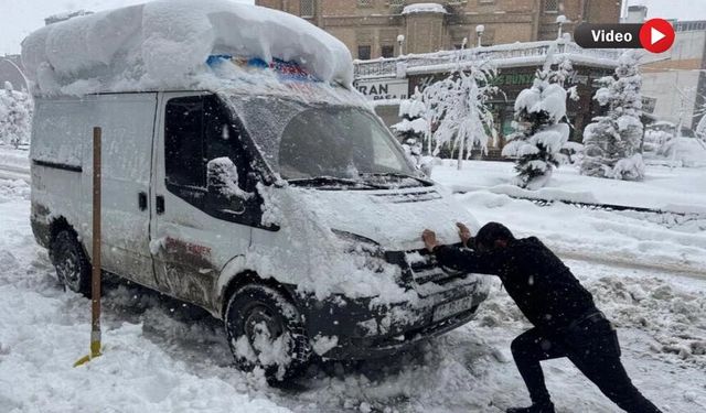 Yüksekova’da kar yağışı hayatı felç etti