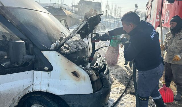 Yüksekova’da Minübüs yangını korkuttu