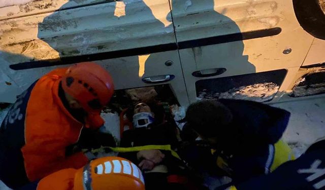 Kars’ta takla atan hafif ticari araçta can pazarı yaşandı