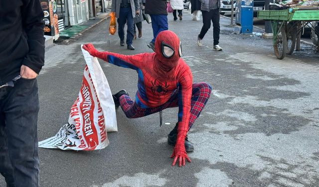 Türkiye'yi gezen "Örümcek Adam" Yüksekova'da