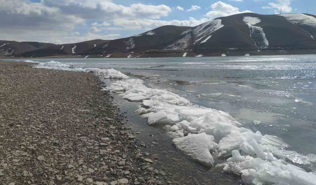 Van’da baraj gölünde donan dalgalar görsel şölen sundu