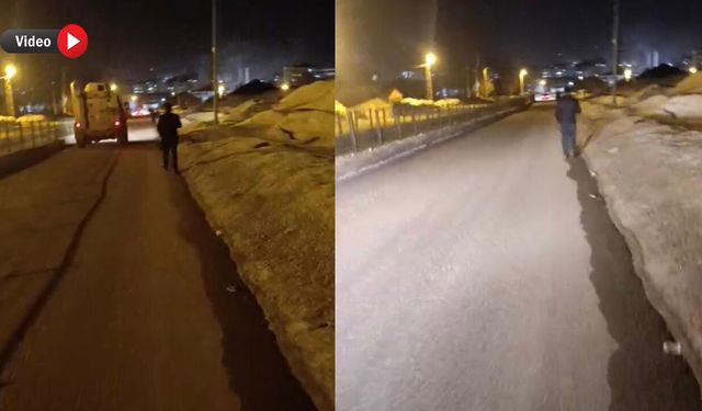 Yüksekova’da kaldırımlardaki kar temizlenmeyince vatandaşlar yola indi