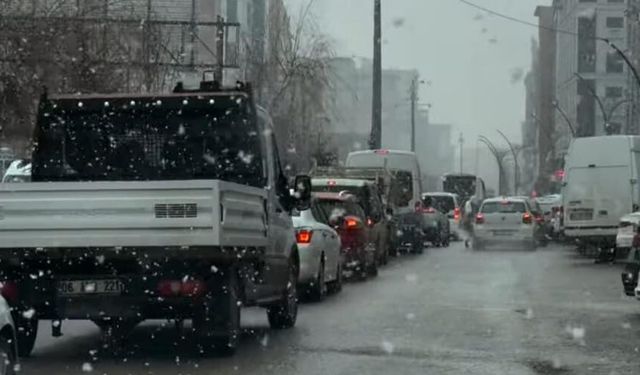 Yüksekova’da kar yağışı bastırdı