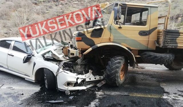 Hakkari’de askeri araç ile sivil otomobilin çarpıştı: 1 Yaralı