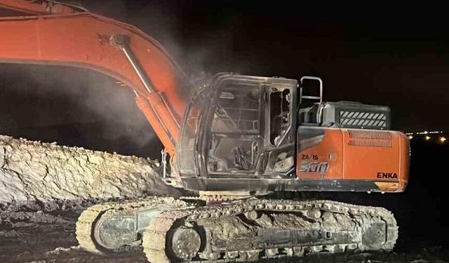 Batman Oymataş OSB şantiyesinde iş makinesi yakıldı
