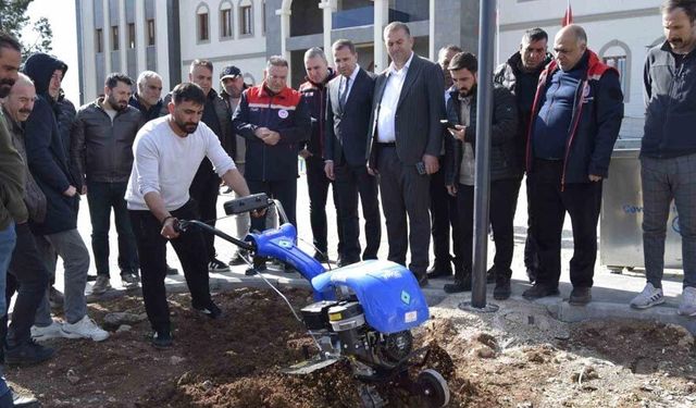 Dicle’de modern bağcılığa yönelik çiftçilere tarım aletleri dağıtıldı