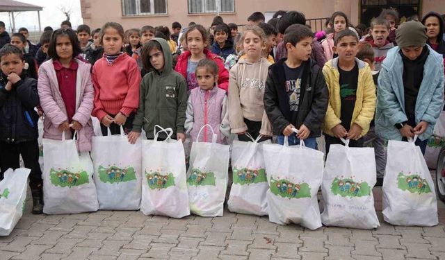 Muş’un ücra köylerindeki bin çocuğa bayram sevinci