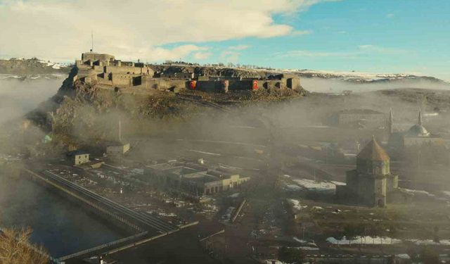 Kars Kalesi sis bulutları arasında kayboldu