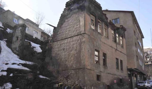 Bitlis’te tarihi evler kışın ardından alarm veriyor