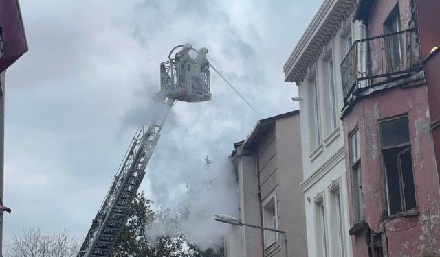 Fatih'te 3 katlı binada yangın çıktı: 1 ölü 5 yaralı