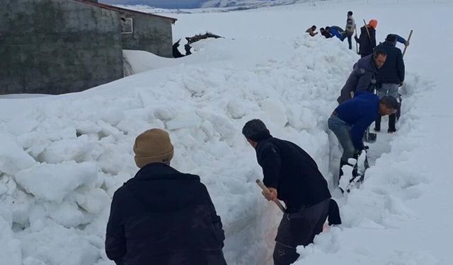 Ağrı’da köylüler sel riskine karşı karı kürekle yararak su yolu açtı