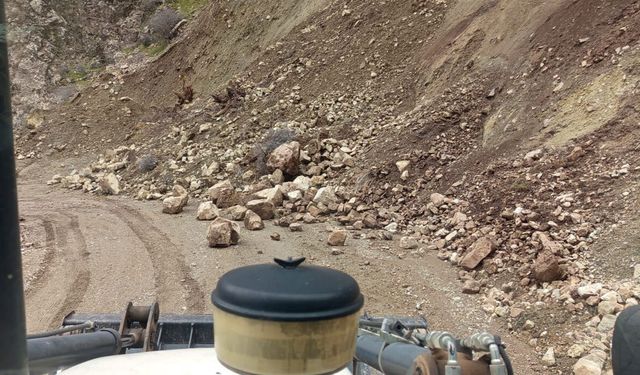 Siirt’te kar ve heyelan ulaşımı aksattı. Mahsur kalan vatandaşlar kurtarıldı