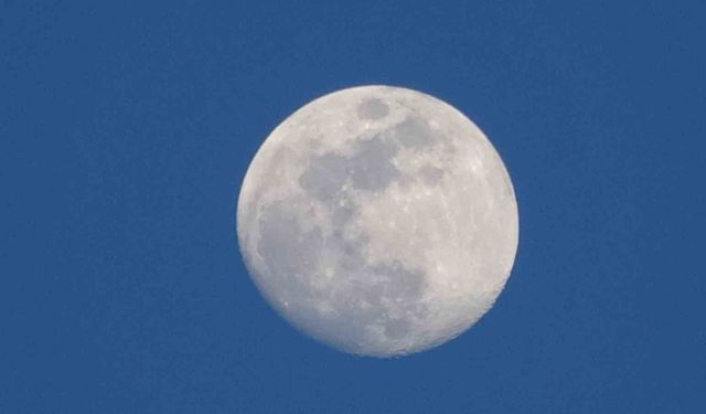 Van Kalesi’nde gökyüzü şöleni: Şişkin ay tarihle buluştu