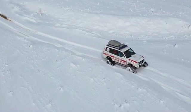 Tatvan’da rahatsızlanan hasta paletli ambulansla kurtarıldı