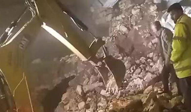 Batman’da fırtınada 2 katlı taş bina çöktü