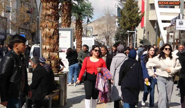 Van’da bayram telaşı: Caddeler doldu taştı