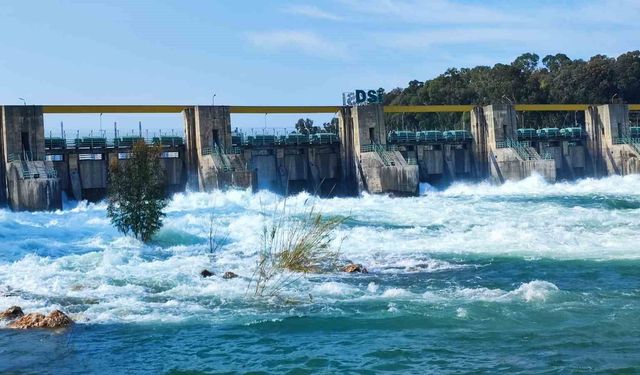 Seyhan Barajı’nda kapaklar açıldı: Çağlayan sular Seyhan Nehri ile buluştu