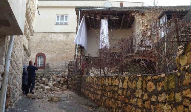 Gercüş’te sağanak yağışlara dayanamayan ev çöktü