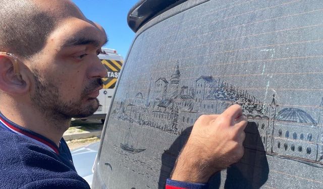 Tozlu araç görünce dayanamıyor, camları sanat eserine dönüştürüyor