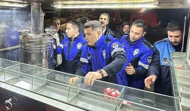 İzmir’de iki bardak çayı 300 liraya satan satıcıların malzemelerine el konuldu