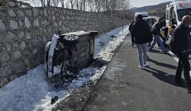 İstinat duvarına çarpan otomobil devrildi: 5 yaralı