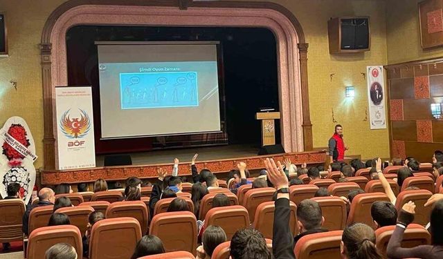 Bayındır’da öğrencilere "Gençlik Güvenli Gelecek" konferansı verildi