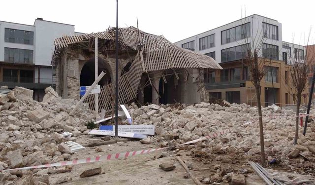 Caminin duvarında göçük meydana geldi