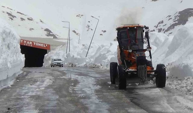 Türkiye’de kar rekoru Van’da kırıldı: Karabet Geçidi’nde kar kalınlığı 3 metreyi geçti