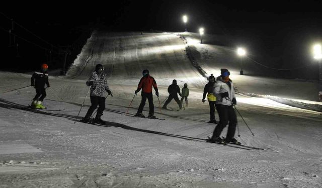 Bitlis’te iftar sonrası kayak keyfi