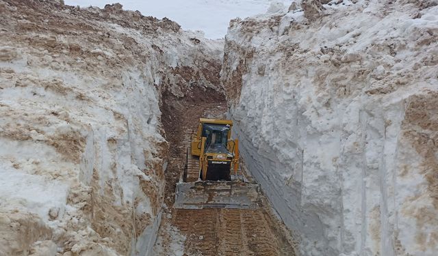 Yüksekova’da 7 metre karla mücadele