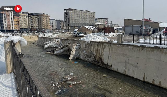 Yüksekova’da Korkuluklar Dereye Düştü, Vatandaşlar Önlem İstiyor