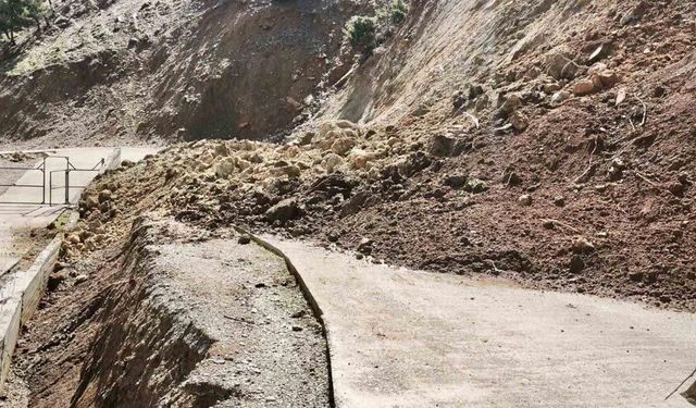 Batman’ın üç ilçesinde meydana gelen toprak kayması ulaşımda aksamalara neden oldu