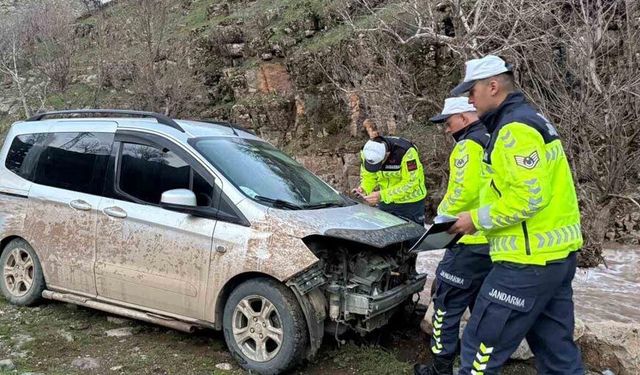 Şemdinli-Derecik Yolunda Kaza: Kamyonet Taşa Çarptı, 1 Kişi Yaralandı