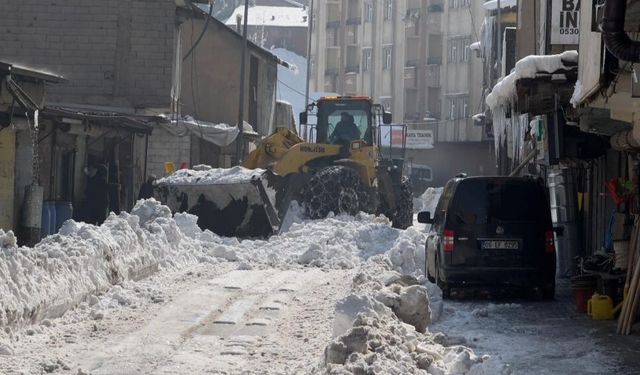 Yüksekova Belediyesi ve karayollarından ortak mesai