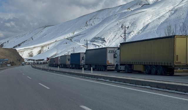 Esendere Sınır Kapısı’nda kilometrelerce Tır Kuyruğu Oluştu