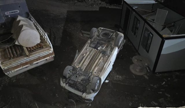 Çukurca’da Kamyonet Uçuruma Yuvarlandı: 2 Yaralı