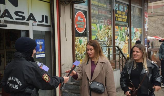 Yüksekova’da Polisler 8 Mart’ta Kadınlara Gül Dağıttı