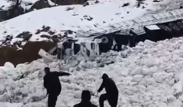Hakkari’de tır, çığ altında kaldı!